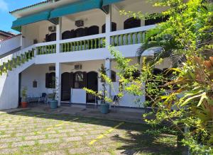 a view of the front of the house at Hotel Itamiaru in Iguape