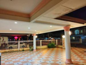 un hall d'hôtel avec des colonnes et un étage dans l'établissement AT Unicorn Homestay Sibu - Large Parking, High-Speed WiFi, Wedding House, à Sibu