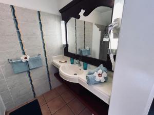 Kopalnica v nastanitvi TI COCOTIER Appartement VUE MER 2 à 6 personnes village Pierre et vacances