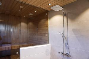 ロヴァニエミにあるVilla Polar Lights with Jacuzzi by BookLaplandのガラスドア付きのシャワー付きのバスルーム +51枚の写真