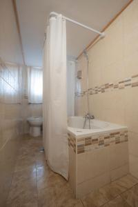 a bathroom with a bath tub and a toilet at Casa bea in Taranto