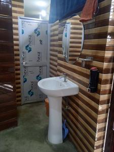 Shree Rajaram Homestay I Nearby Ram Mandir I Ayodhya في Ayodhya: حمام مع حوض ومرآة