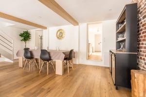 a dining room with a table and chairs at Duplex d'Exception avec Patio Privé - Hyper Centre in Lille