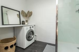 a washing machine in a room with a mirror at Duplex d'Exception avec Patio Privé - Hyper Centre in Lille