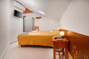 a small bedroom with a bed and a table at Sierra de Arbe in Naval