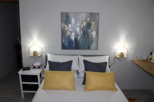 ein Schlafzimmer mit einem Bett mit zwei gelben Kissen in der Unterkunft Aalwynsig in Springbok