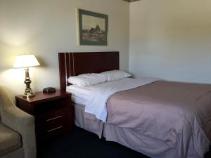 Postel nebo postele na pokoji v ubytování Colonial Inn + 34 fotografií