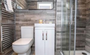 スキップトンにあるCentral Skipton - Devonshire Court Apartmentsのトイレとシャワー付きのバスルーム +20枚の写真