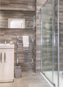 スキップトンにあるCentral Skipton - Devonshire Court Apartmentsのシャワーと洗面台付きのバスルーム
