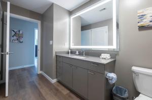 スタンフォードにあるLuxury Apt On Harborの洗面台と鏡のあるバスルーム +6枚の写真