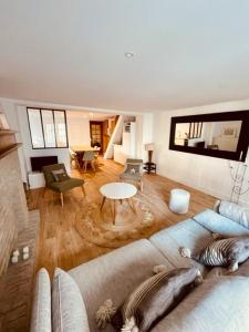 ein Wohnzimmer mit Sofa und Tisch in der Unterkunft Maison à Petit Fort Philippe .1mn de la plage in Gravelines