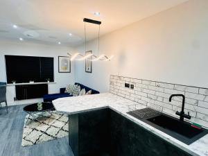 Kuchyň nebo kuchyňský kout v ubytování Spacious 2 Bedroom Modern Apartments - Central Location - Free Parking - Smart TV - Washer Dryer - Built for Contractors, Consultants and Work Teams