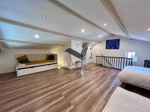 a bedroom with two beds and a staircase at Le Nid Marin - Spacieuse maison avec jardin in Moëze