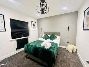 Postel nebo postele na pokoji v ubytování Spacious 2 Bedroom Modern Apartments - Central Location - Free Parking - Smart TV - Washer Dryer - Built for Contractors, Consultants and Work Teams