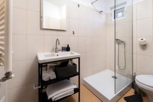 ブカレストにあるCenterSide Condoの洗面台、シャワー、トイレ付きのバスルーム +21枚の写真
