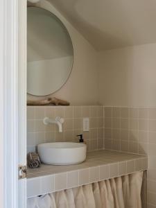 un baño con lavabo y espejo en Maison Fleuve - Kamouraska, en Sainte-Hélène-de-Kamouraska 62 fotos más