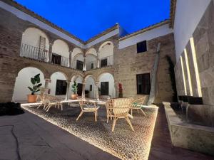 een terras met stoelen en tafels in een gebouw bij Corazón 23 in Córdoba