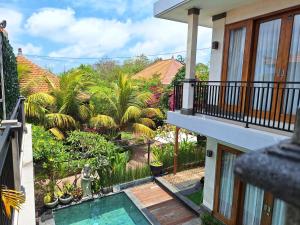 balcone con vista su una casa con piscina di Mandox Villa Bali a Nusa Dua