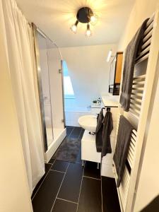 Koupelna v ubytování WD Living Wooden Black and White inkl Parkplatz