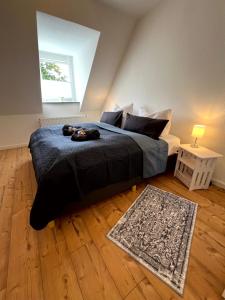 Postel nebo postele na pokoji v ubytování WD Living Wooden Black and White inkl Parkplatz