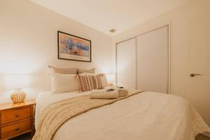 Postel nebo postele na pokoji v ubytování Linwood Luxe Your Elegant 1BR Oasis on Cashel