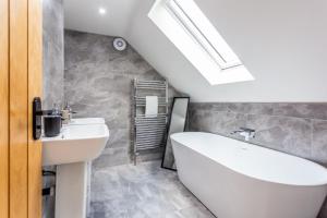Koupelna v ubytování Idyllic retreat with log burner near Danby Castle + 22 fotografií