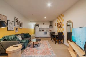 Kuchyň nebo kuchyňský kout v ubytování Linwood Luxe Your Elegant 1BR Oasis on Cashel + 15 fotografií