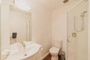 Koupelna v ubytování Linwood Luxe Your Elegant 1BR Oasis on Cashel