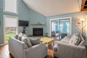 Posezení v ubytování Private Boat Dock or Walk to Beach!