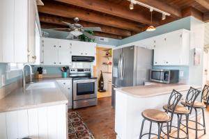 Kuchyň nebo kuchyňský kout v ubytování Private Boat Dock or Walk to Beach!