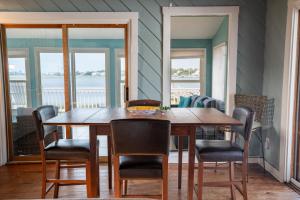 Posezení v ubytování Private Boat Dock or Walk to Beach!