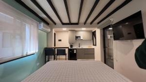 a small room with a bed and a kitchen at Charcas Suites Palermo Soho in Buenos Aires