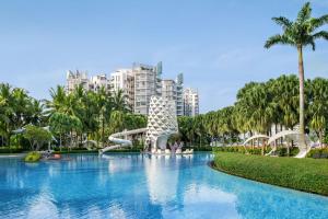 uma piscina numa cidade com palmeiras e edifícios em W Singapore - Sentosa Cove, Newly Renovated em Singapura mais 159 fotografias