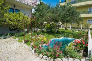 Vonkajšia záhrada v ubytovaní Apartments Bozana