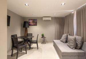 Uma TV ou centro de entretenimento em Infinity at the Sea by Welkom