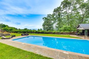 Πισίνα στο ή κοντά στο Hot Tub and Mtn Views Expansive Hazleton Retreat