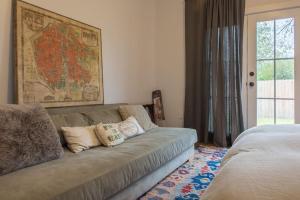 ein Wohnzimmer mit einem Sofa und einer Karte an der Wand in der Unterkunft Chic Bouldin Townhouse in Central Austin in Austin