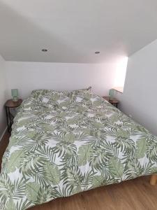 Ένα ή περισσότερα κρεβάτια σε δωμάτιο στο Le Central - duplex centre Héricourt