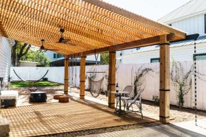 eine hölzerne Pergola mit Tisch und Stühlen auf einer Terrasse in der Unterkunft Chic Bouldin Townhouse in Central Austin in Austin