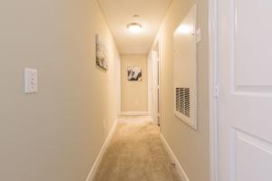 Fotografie z fotogalerie ubytování Spacious Apt with Private Balcony v destinaci Waltham