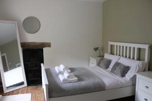 a bedroom with a bed with towels on it at Historic 3 double bed whole house by castle in Lancaster