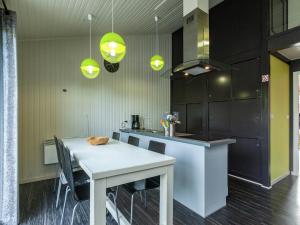 Η κουζίνα ή μικρή κουζίνα στο Chalet in Bullingen for 6 Person