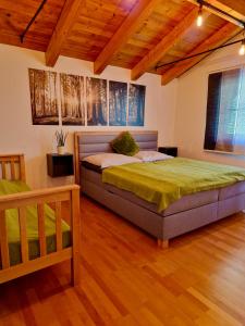 sypialnia z łóżkiem i drewnianą podłogą w obiekcie Hochwart Apartment - in der Nähe der Liftstation Schönleiten w Saalbach Hinterglemm