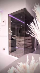 una camera con una grande vetrata con un tavolo di Evāra a Herk-de-Stad