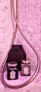 due contenitori appoggiati su uno scaffale di metallo di Evāra a Herk-de-Stad