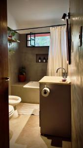 Un baño con lavabo, bañera e inodoro. en Anastasia Rústica y acogedora, en Córdoba