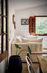 Habitación con 2 camas y una maceta. en Anastasia Rústica y acogedora, en Córdoba