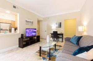 TV a/nebo společenská místnost v ubytování Spacious Apt with Private Balcony