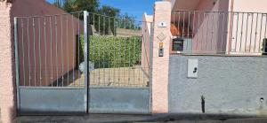 una puerta en el lateral de un edificio en Mara casa vacanza, en Maracalagonis