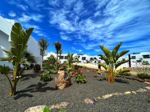 un jardín con palmeras y plantas en una playa en Apartment Sleeps 4 with Scenic Views, en Villaverde